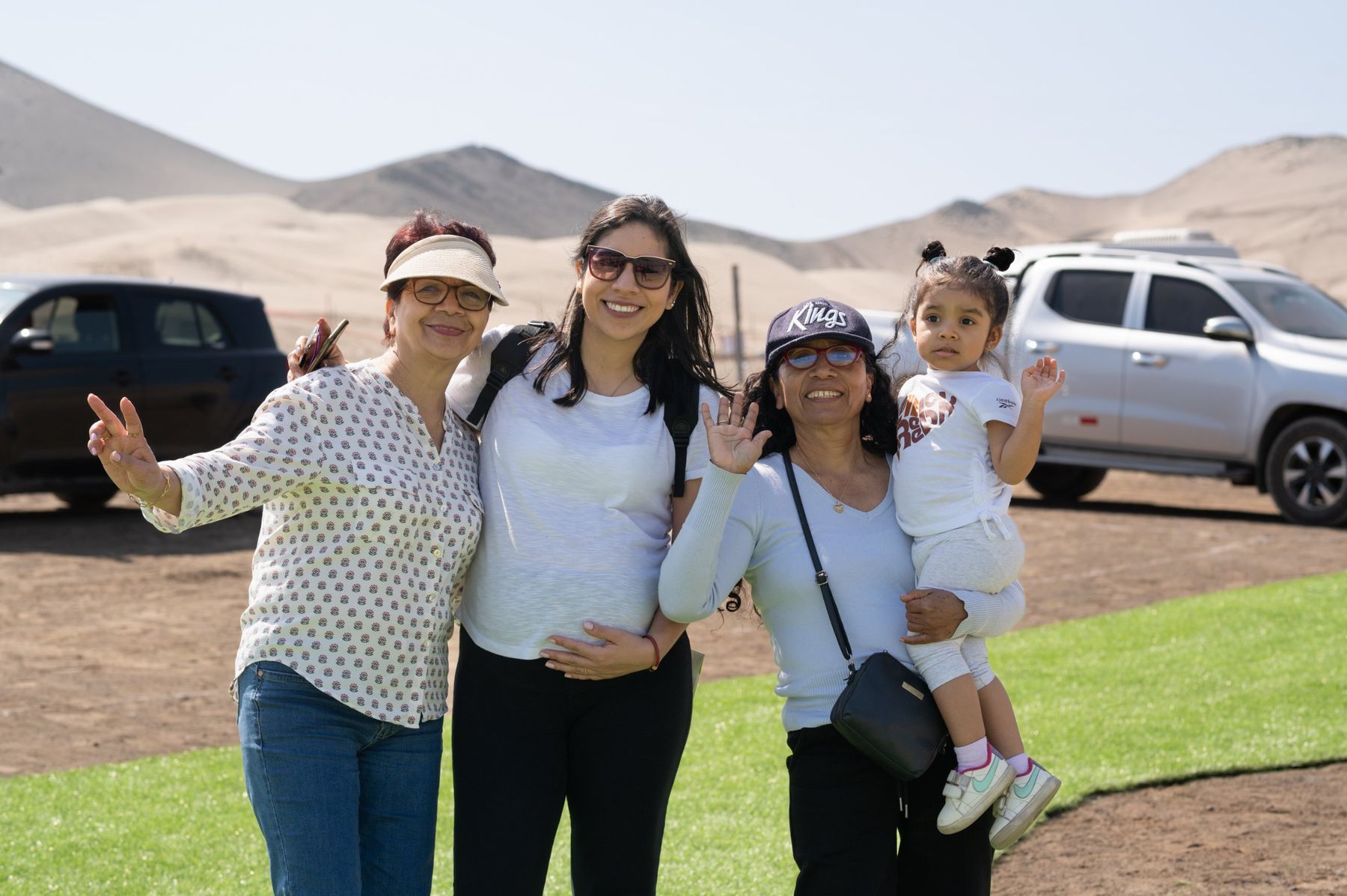 Clientas saludando durante su visita al proyecto