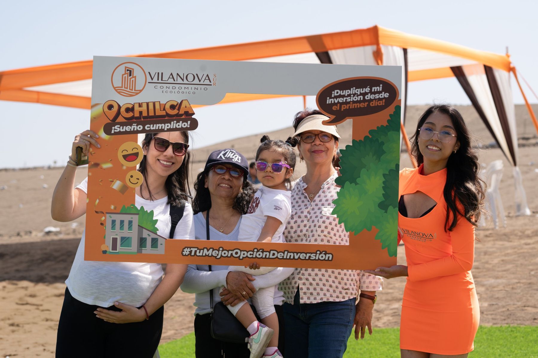 Familia de clientes celebrando en su visita al proyecto